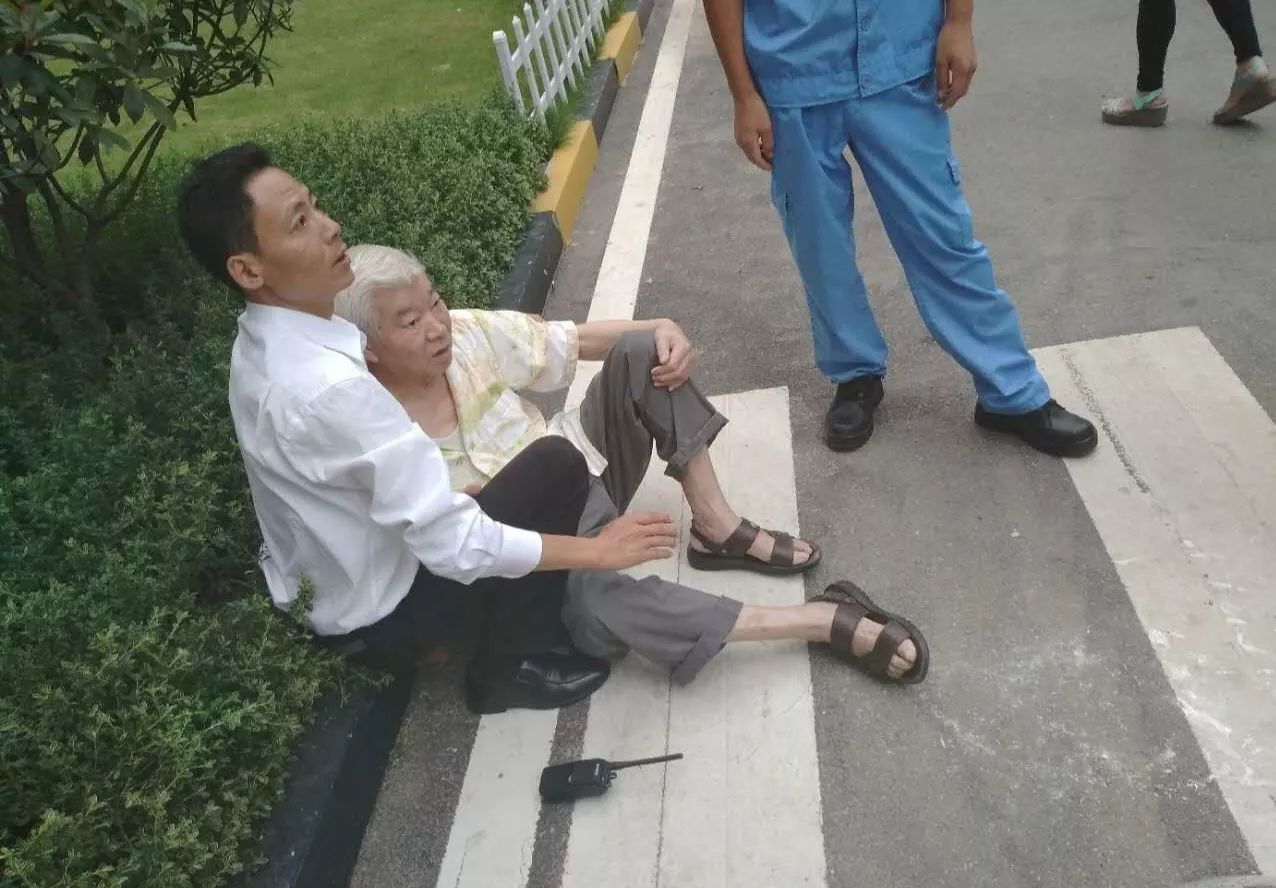 地摊老人晕倒视频大全下载_(老年人晕倒前常见的身体征兆有哪些)